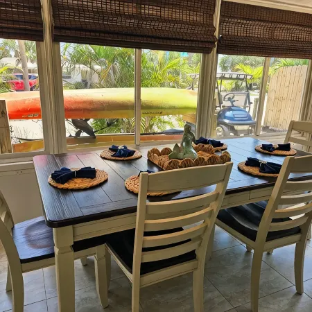 Heated Pool, Bikes, Kayaks, Sups, Outdoor Tiki Bar with TV Corn Hole Court