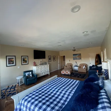 Roomy 4 bedroom 4 bathroom house on a 5 acre pond less than a mile from Texoma