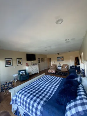 Roomy 4 bedroom 4 bathroom house on a 5 acre pond less than a mile from Texoma - balcony