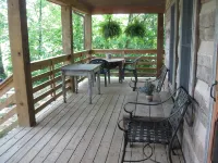 Vintage River Cabin, Log, Riverfront, Fireplace, dock, hottub, skylights, CHARM - 3-Star