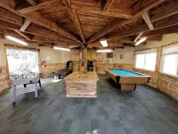 Snow Springs Pool House w/ PRIVATE heated, hotsprings pool! 5 bedrooms,Sleeps 15 - Feriehus