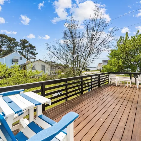 Semi-Soundfront on Bay Drive - Whole Home, Large Yard and Decks!