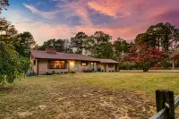 Tranquil Retreat w/ Hot Tub, Large Patio, 2 living rooms - balcony