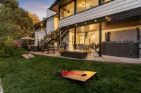 8 Bedrooms, Sleeps 20:  Hot Tub, 20Mins to Denver/Red Rocks - WiFi