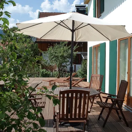 Sunny, spacious & fully equipped, castle views, close to lake/beach, restaurants