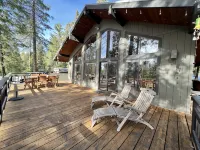 Solitude in the Cedars, Spacious Mountain Home - Alphydda
