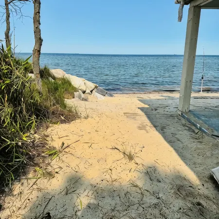 Hideaway in Hays Beach: Western Sandy Shore of Chesapeake Bay and 5g WiFi!