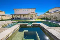 Beautiful 5 BR house with Olympic size Pool and SPA in Indio - バスタブ