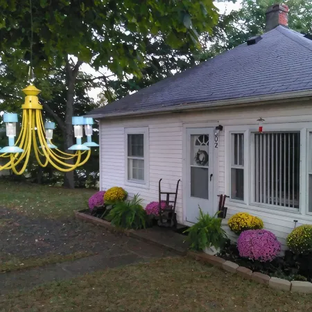 Little White Cottage-Country Setting In Town Just 5 minutes to The Ark Encounter
