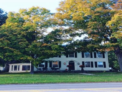 Miner Cottage-Historic Antique Home just steps from the Equinox Resort