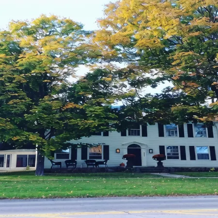 Miner Cottage-Historic Antique Home just steps from the Equinox Resort