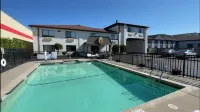 Super 8 by Wyndham Niagara Falls NY - Pools