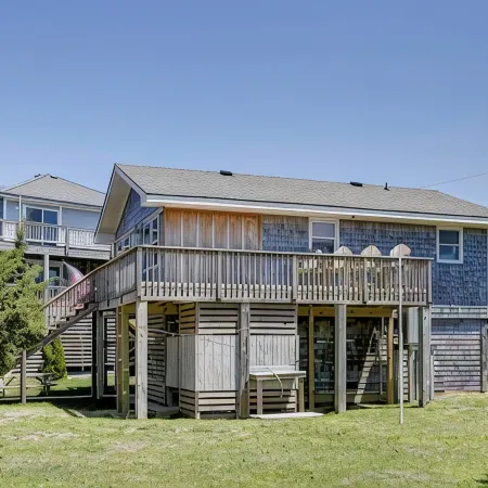 Quaint Waterfront Cottage. Quick walk to the beach