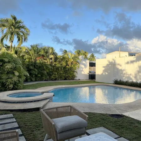 Luxury 5 Bedroom Home, 3 Minute Walk from the Beach