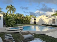 Luxury 5 Bedroom Home, 3 Minute Walk from the Beach - Pools