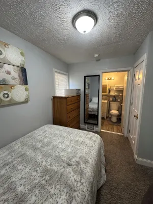 Cozy house in welcoming Cleveland with AC, WiFi - 2-Star