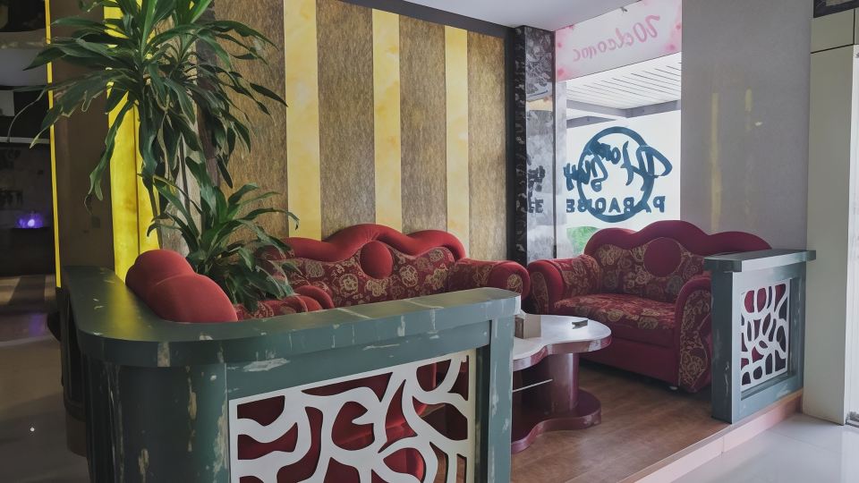 RedDoorz Plus near Gold Coast Ferry Terminal Batam