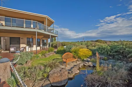 Hilltop Apartments Phillip Island - Adults Only