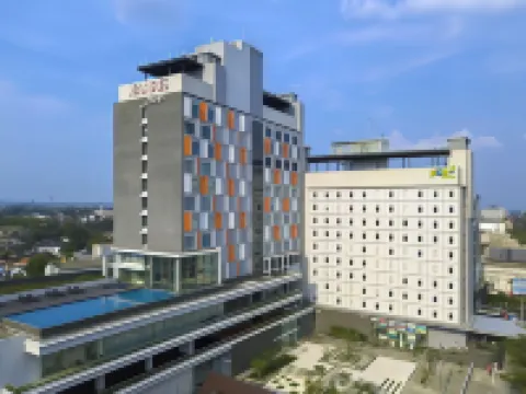 Harris Hotel & Conventions Solo Hotels in Surakarta