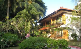 Puri Naga Beachfront Cottages