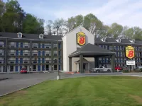 Super 8 by Wyndham Pigeon Forge Dollywood Lane