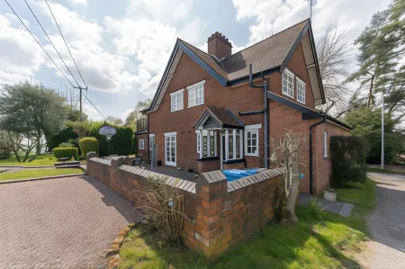 Beautiful Country Cottage for up to 8 people