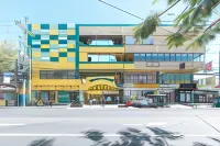 RedDoorz Near SM City Muntinlupa Hotels near AMA Computer Learning College