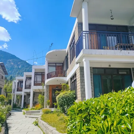 Tourist Hotel 10 Minutes Walking Distance from the Mall