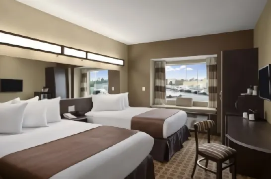 Microtel Inn & Suites by Wyndham Fairmont Hotel di 