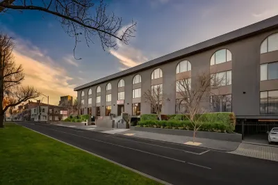 Best Western Plus Travel Inn Hotel Hotels in der Nähe von University Cafe