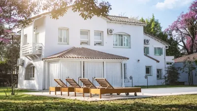 Casa Lola Hotels near COUNTRY LA EMILIA