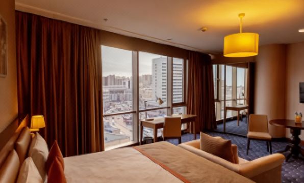 Parkside Hotel & Apartments