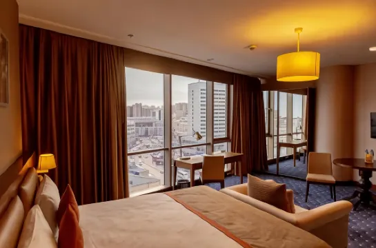 Parkside Hotel & Apartments