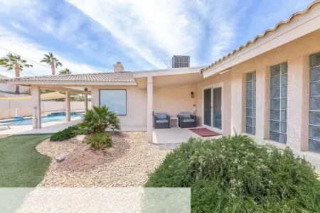 Lake-Area Retreat – Heated Pool, Spa, Game Room, Mini Golf & Boat Parking