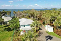 Oasis Incredible River Front/Ocean Retreat Отели рядом с достопримечательностью «Barrier Island Center»