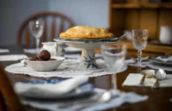 Charming cottage... 1 minute walk to Main Street. Shops, Restaurants and more..