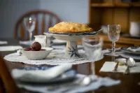 Charming cottage... 1 minute walk to Main Street. Shops, Restaurants and more..