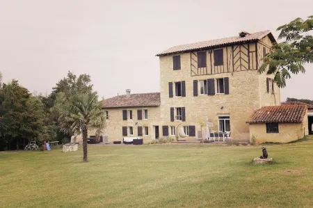 A Clairefontaine Отели в г. Сен-Жан-ле-Комталь