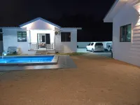 2 Bedroom Deluxe Cottage near Melawi Beach by Zulanie's The Pool Cottage - С бассейном