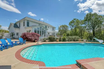 Spacious 5-bedroom farmhouse in peaceful Nokesville with Pool Hotels near Target