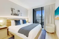 Pool, Private Balcony and Modern Gym - Stylish Chic Retreat