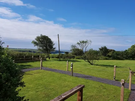 Sea and Mountain View Luxury Glamping Pods Heated Отели рядом с достопримечательностью «Porth Dafarch»