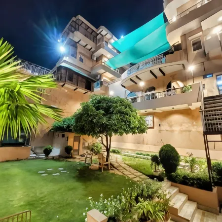 Hotel Alka Отели рядом с достопримечательностью «Маникарника»