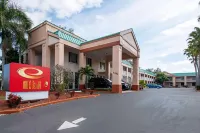 Econo Lodge Inn & Suites - 2-Star