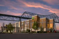 Holiday Inn Express & Suites Astoria Hotels in 
