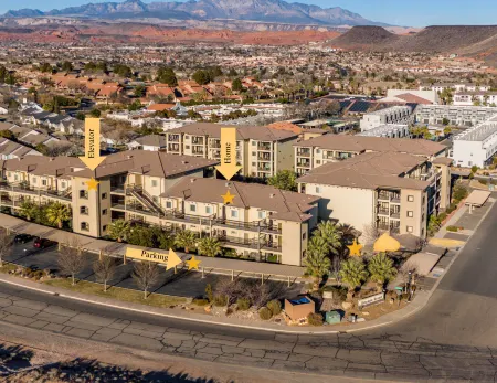 Resort Views and BBQ Grill - Chic Oasis for Adventure and Relaxation