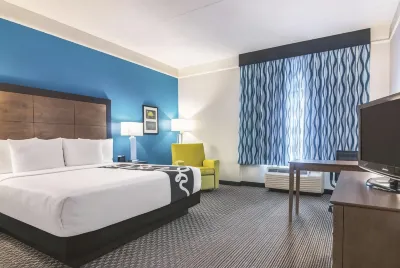 La Quinta Inn & Suites by Wyndham Orlando UCF Hotel in zona Strayer University