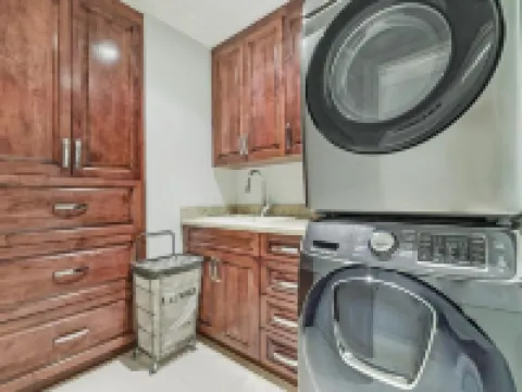 Sunshine Villa 6Br w/Swimming Spa/Games/Chill Yard Hotels in Hialeah