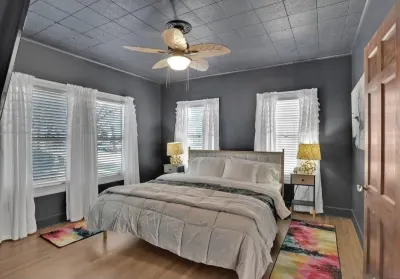 The Beverly est. 1939! Charming 3-bedroom house with Hot Tub! Permit 25-0078-STR