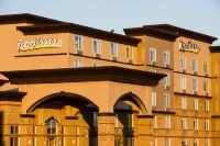 Radisson Hotel & Suites Fort McMurray Отели рядом с достопримечательностью «Oil Sands Discovery Centre»